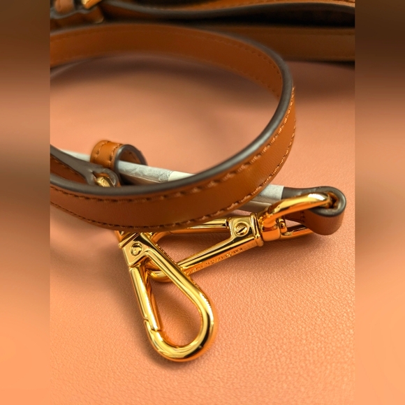 Michael Kors Travel Medium Duffle satchel bag, with crossbody mk logo NWT - Picture 3 of 10